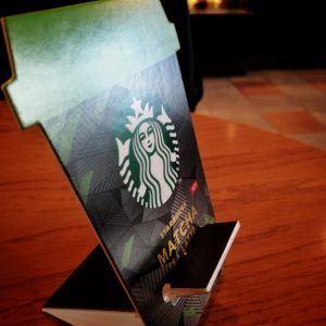 スタバで無料配布しているスマホスタンドを組み立て写真