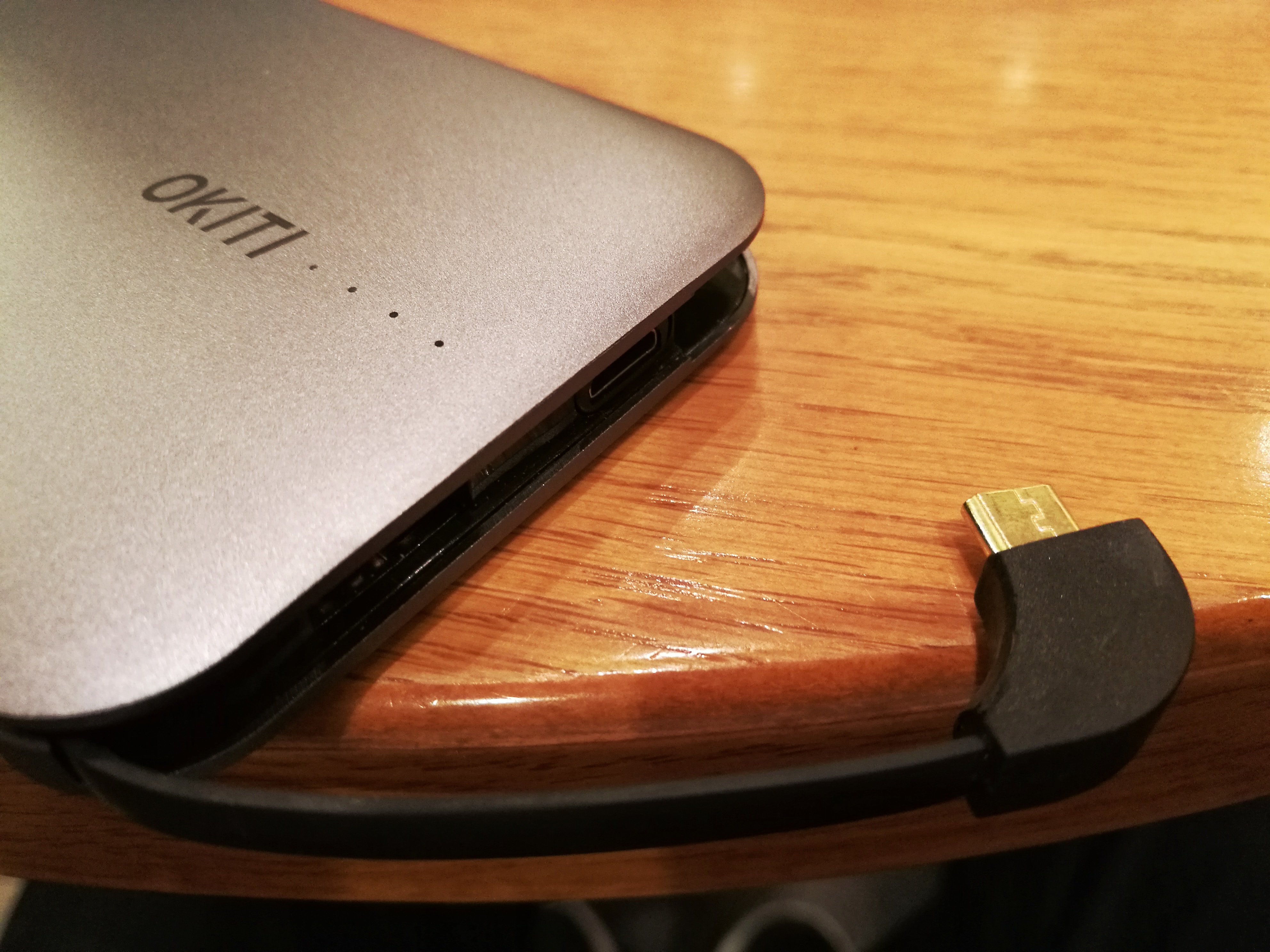 ケーブル付きモバイルバッテリーOkiti 10000mAh 超薄型モバイルバッテリーを紹介