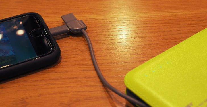 モバイルバッテリーWSTケーブル内蔵12000mAHpowerbank でiPhoneを充電している様子