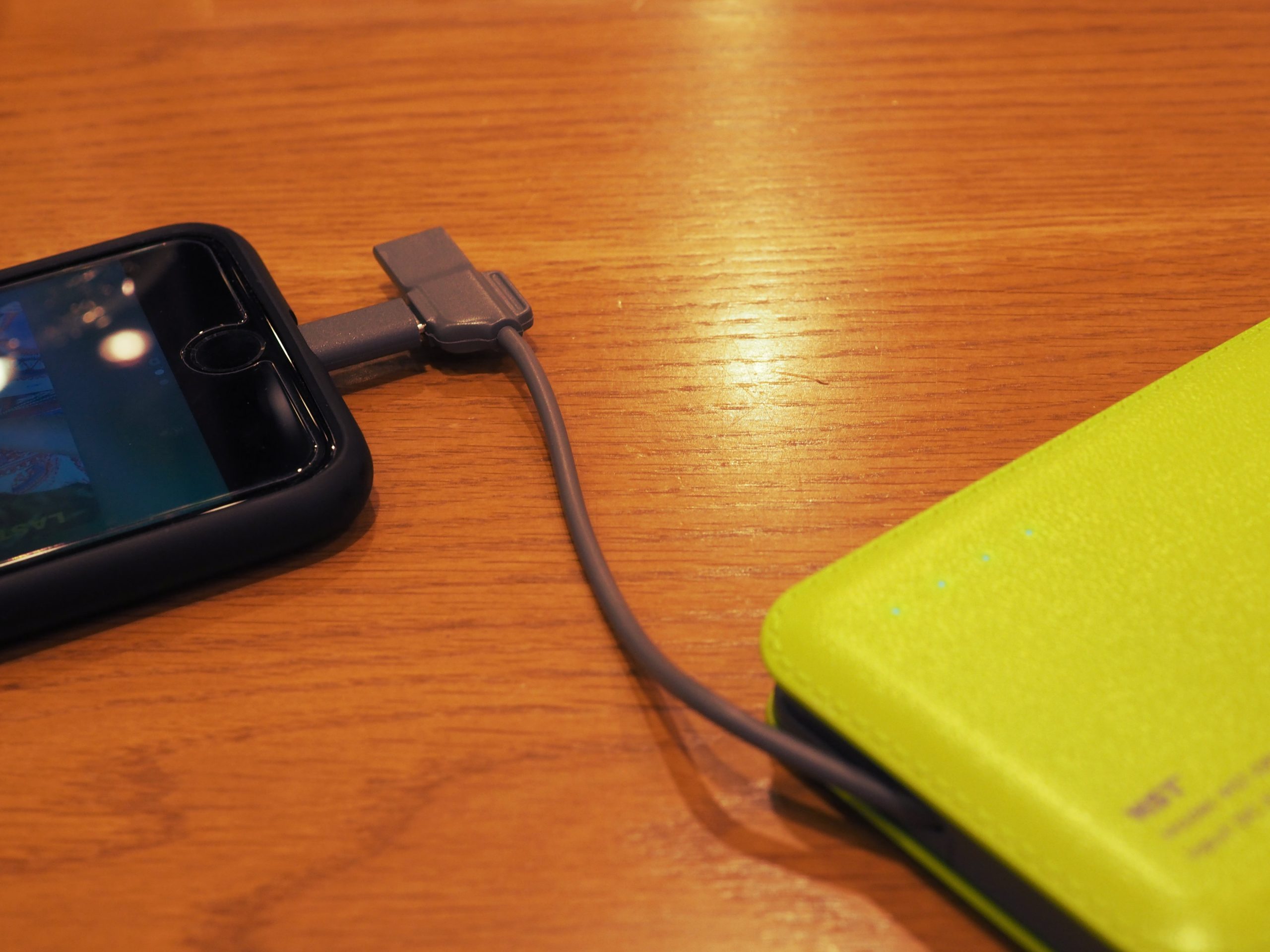 モバイルバッテリーWSTケーブル内蔵12000mAHpowerbank でiPhoneを充電している様子