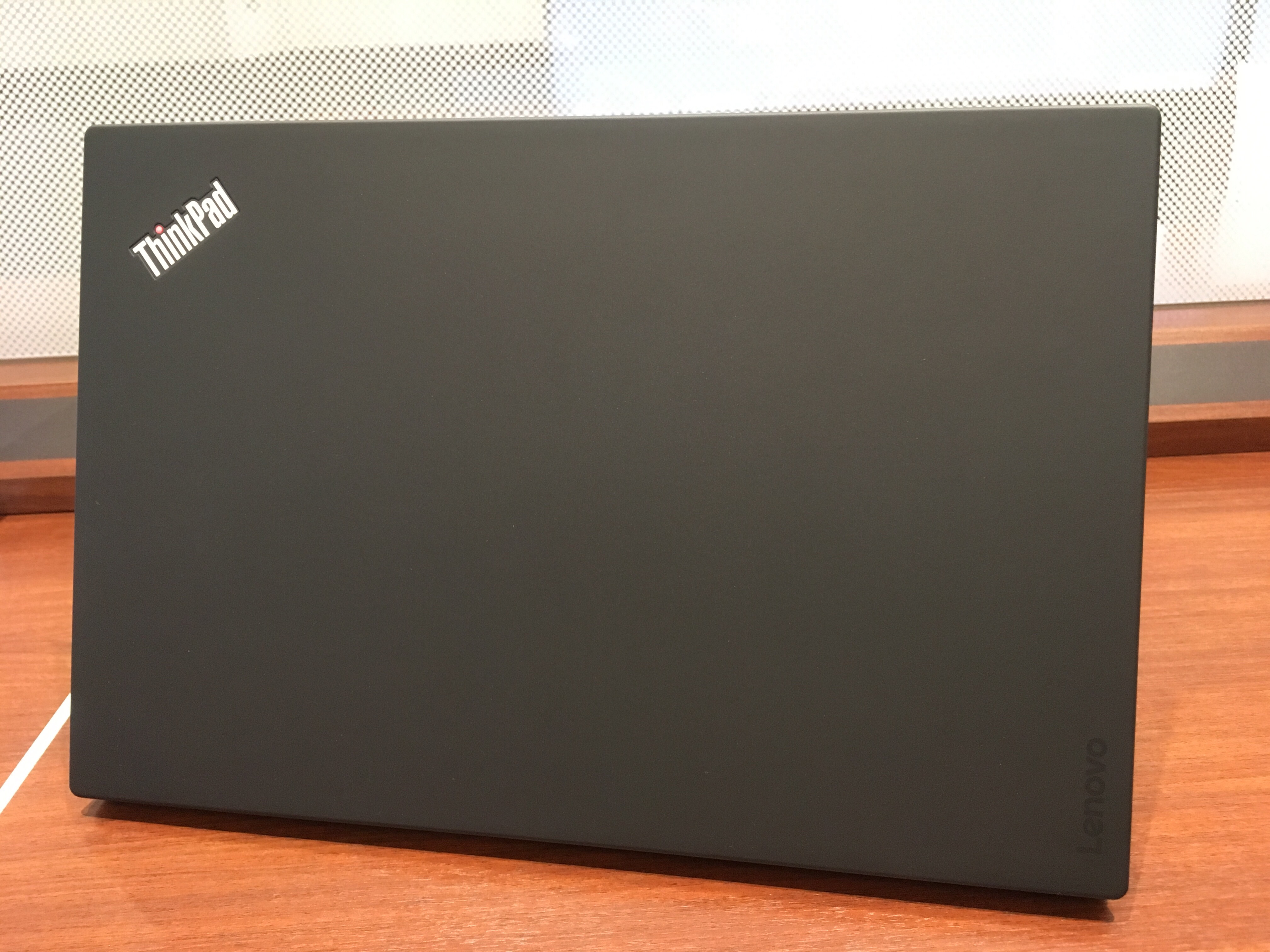 ThinkPad X1 Carbon 2017の天板