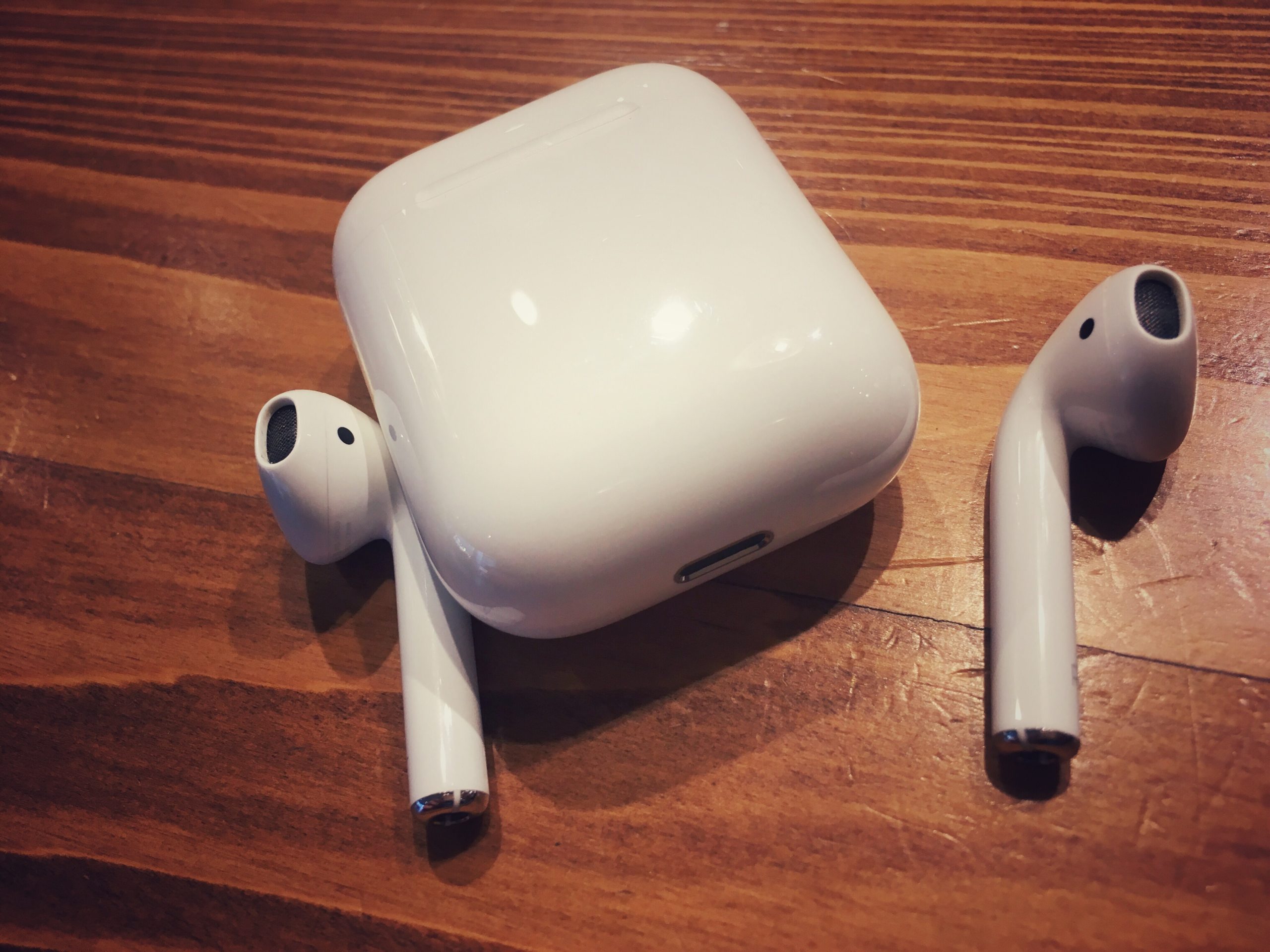 AirPods本体と充電ケース