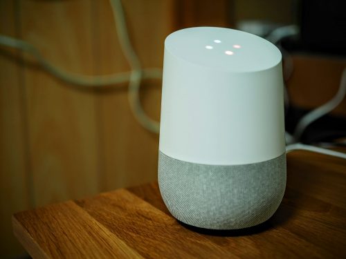 Google Homeスピーカーが指示を待つ状態