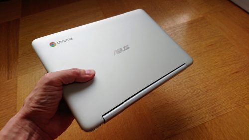 Chromebookを片手で持っている