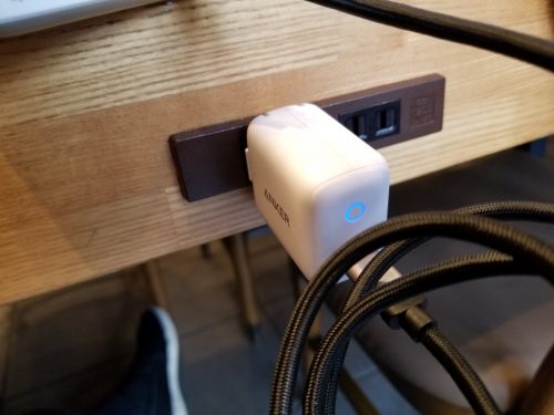 Anker PowerPort C1のランプが光っている