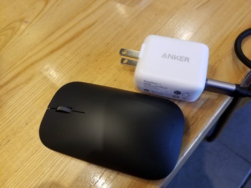 Anker PowerPort C1とマウス