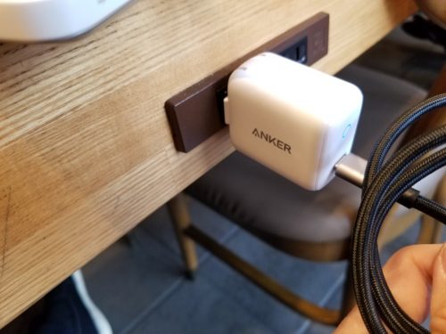 Anker PowerPort C1をコンセントに差した