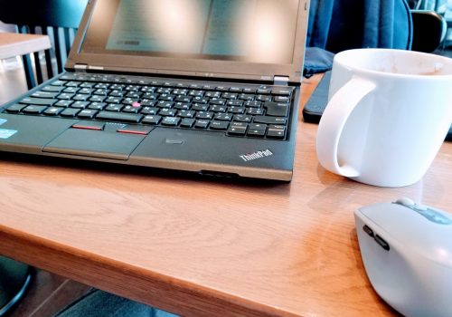 カフェでガジェットを使って仕事をする