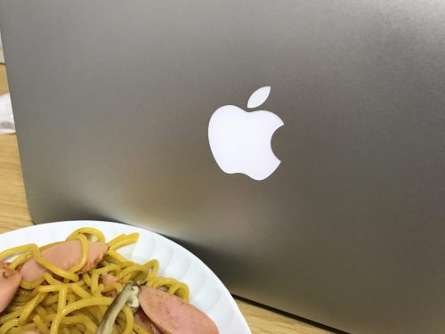 焼きそばと MacBook Air11インチ