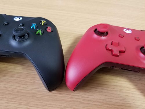 Xboxのコントローラ2つ