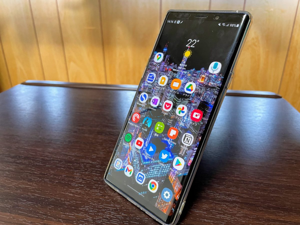 スタンドを付けて自立しているGalaxy Note9