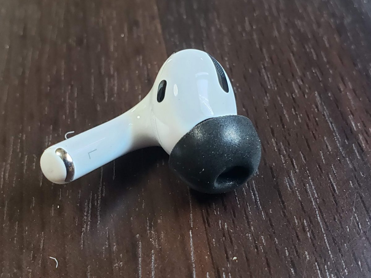 AirPods Pro用クリスタルチップスを装着したAirPods Pro