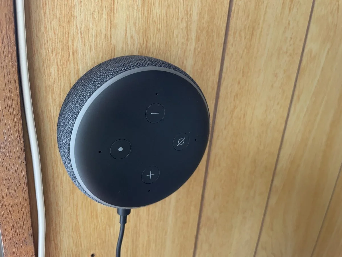 Echo Dot (エコードット)第3世代 レビュー 】壁掛けしておくと便利なスマートスピーカー しあわせなITせいかつ