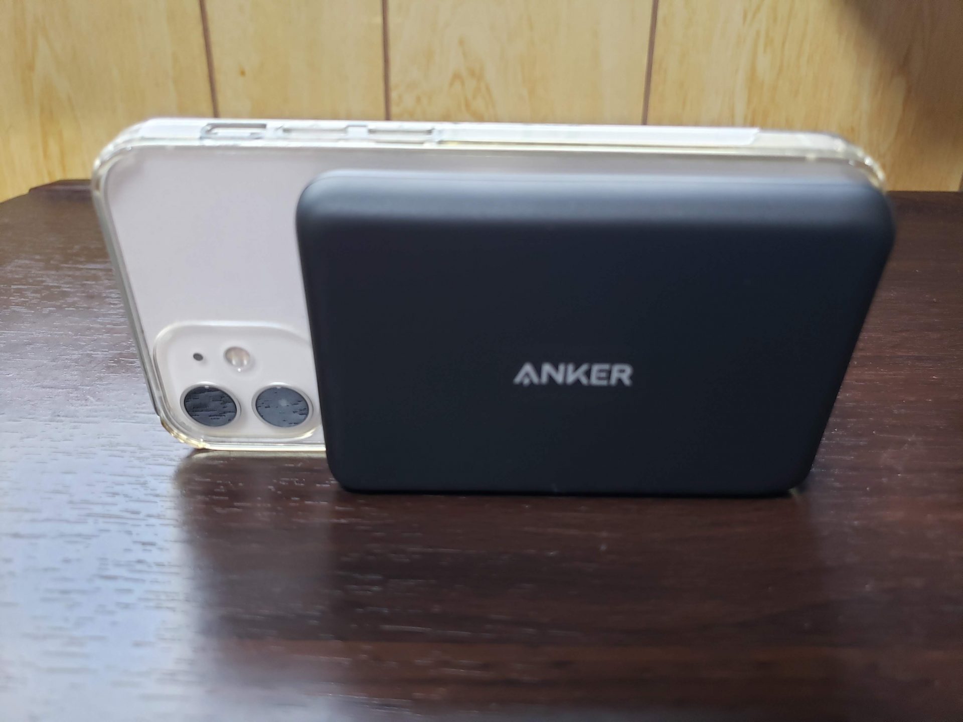 スタンドにもなるAnker PowerCore Magnetic 5000