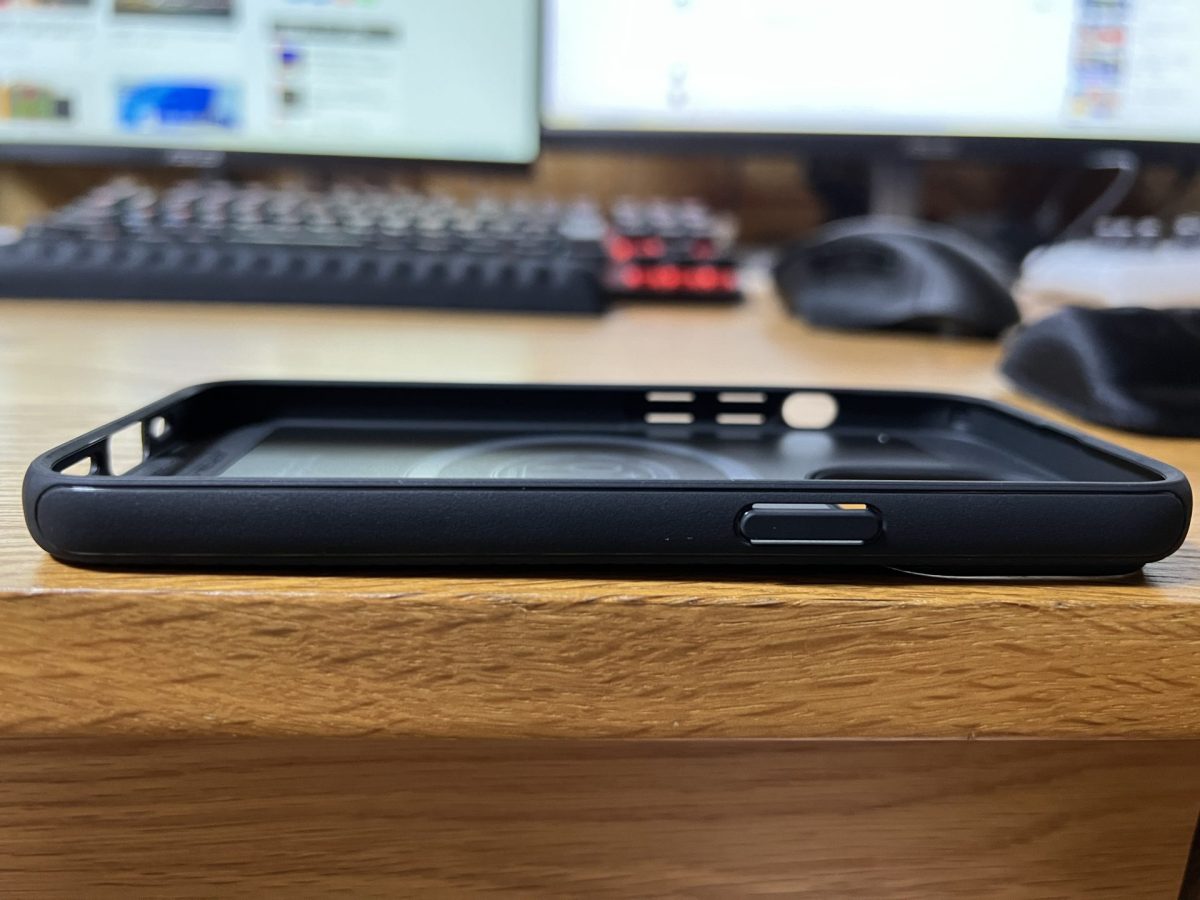 Spigen iPhone13 Pro 用 ケース マグ・アーマー 右側