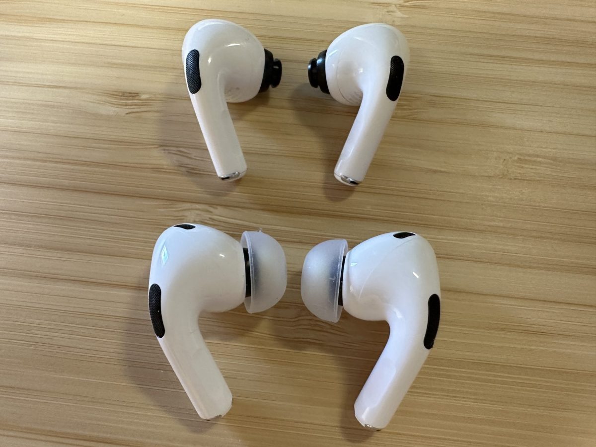 手前が新型Apple AirPods Pro（第2世代） 