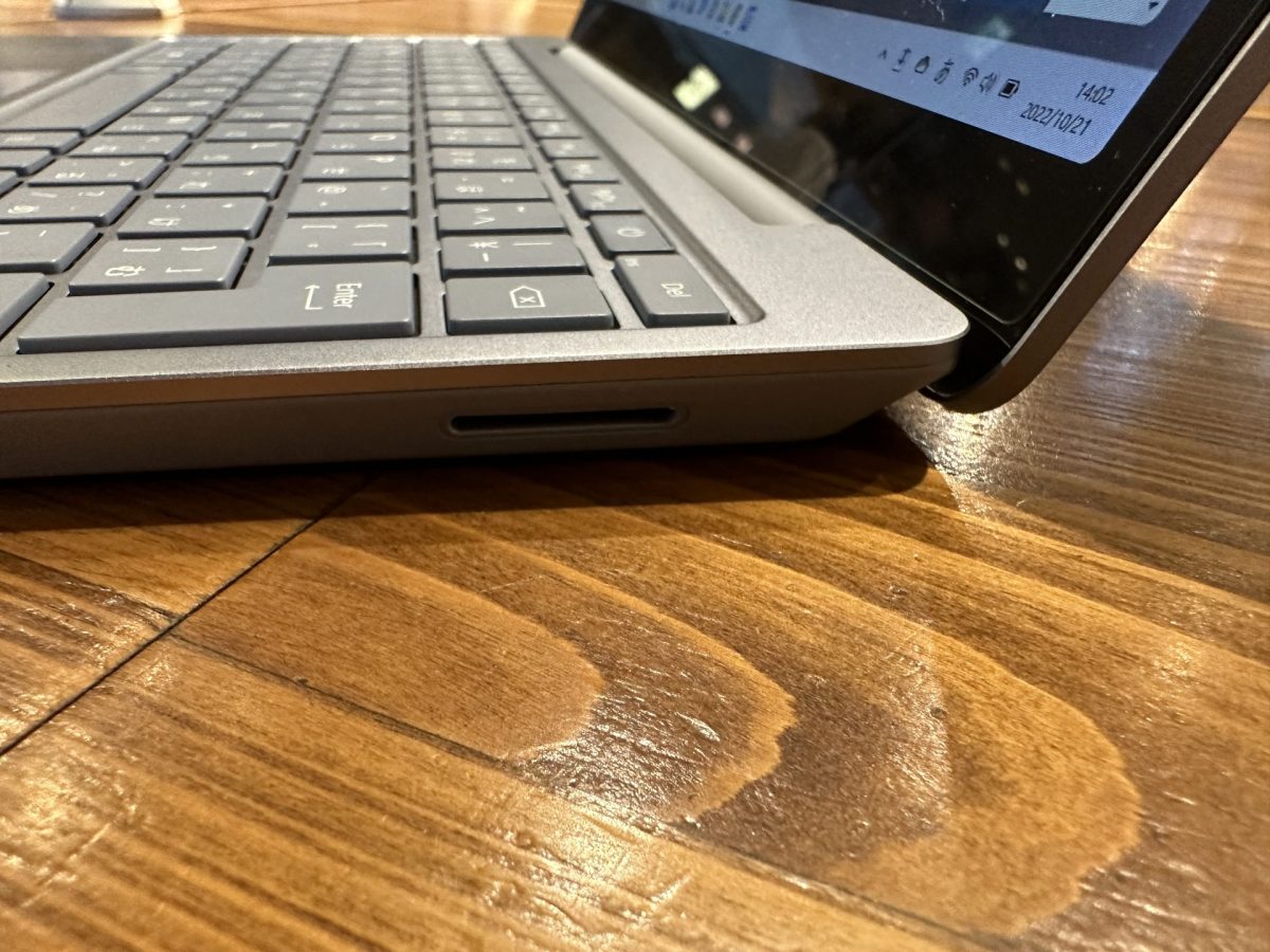 Surface Laptop Go本体右側面の端子類
