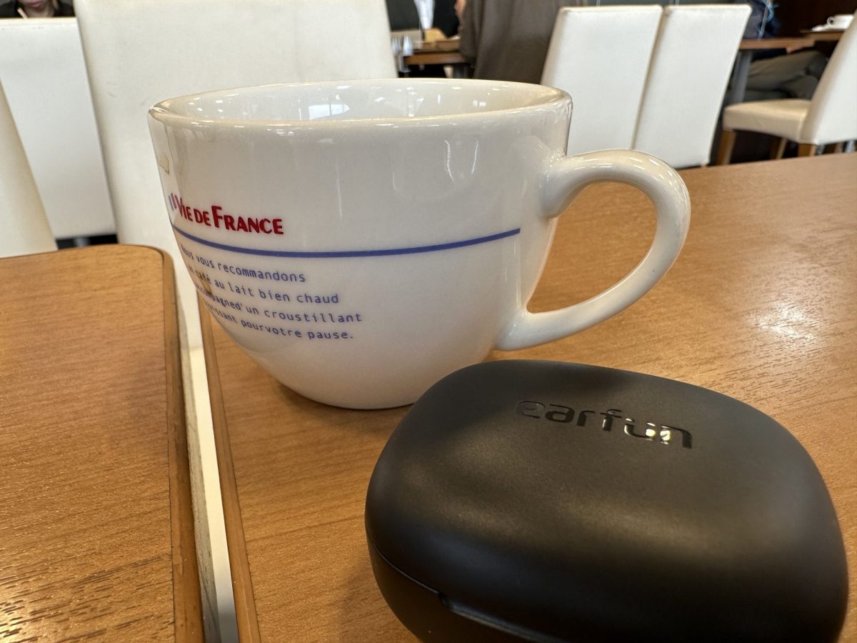 カフェでEarFun Air Pro 3のノイズキャンセリング機能をテスト