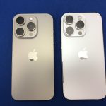 iPhone15ProナチュラルチタニウムとiPhone14Proシルバーの背面