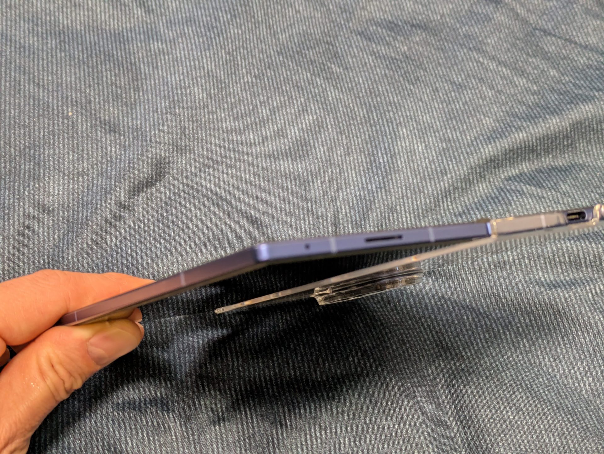 画面を開いた時の薄さは衝撃